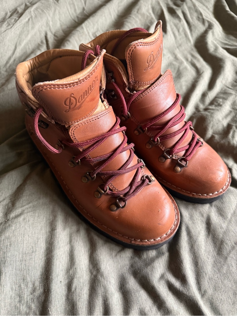 Ladies Danner Mountain Pass Rio Leather Boots with Burgundy Laces - Size 8 M